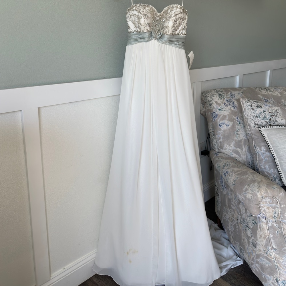 Emerald Bridal Wedding Dress - Size 6, Never Worn